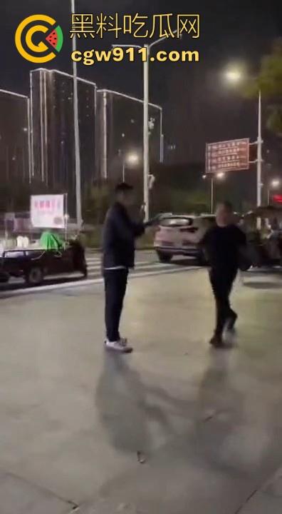 广场暴走团与一名男子发生肢体冲突！男子为求流量挡道拍摄，却遭老年暴走团群殴殴打，打得好！  第1张
