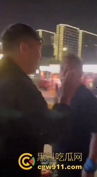 广场暴走团与一名男子发生肢体冲突！男子为求流量挡道拍摄，却遭老年暴走团群殴殴打，打得好！  第2张