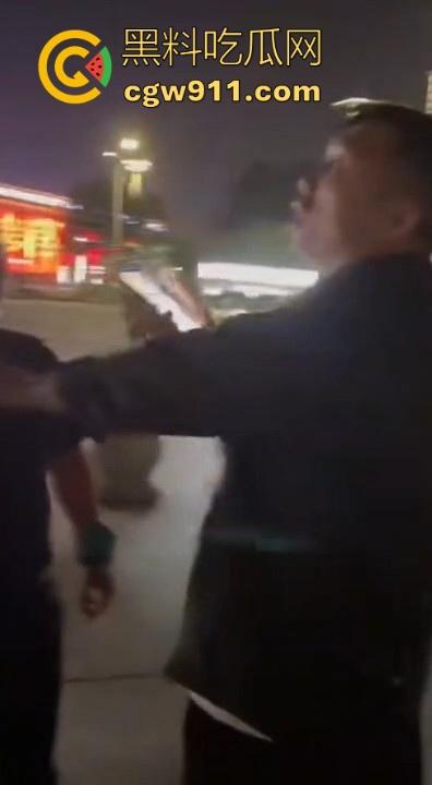 广场暴走团与一名男子发生肢体冲突！男子为求流量挡道拍摄，却遭老年暴走团群殴殴打，打得好！  第3张