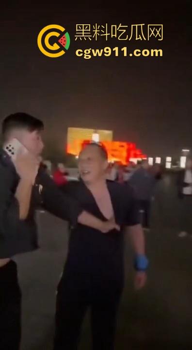 广场暴走团与一名男子发生肢体冲突！男子为求流量挡道拍摄，却遭老年暴走团群殴殴打，打得好！  第4张