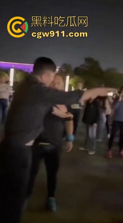 广场暴走团与一名男子发生肢体冲突！男子为求流量挡道拍摄，却遭老年暴走团群殴殴打，打得好！  第5张