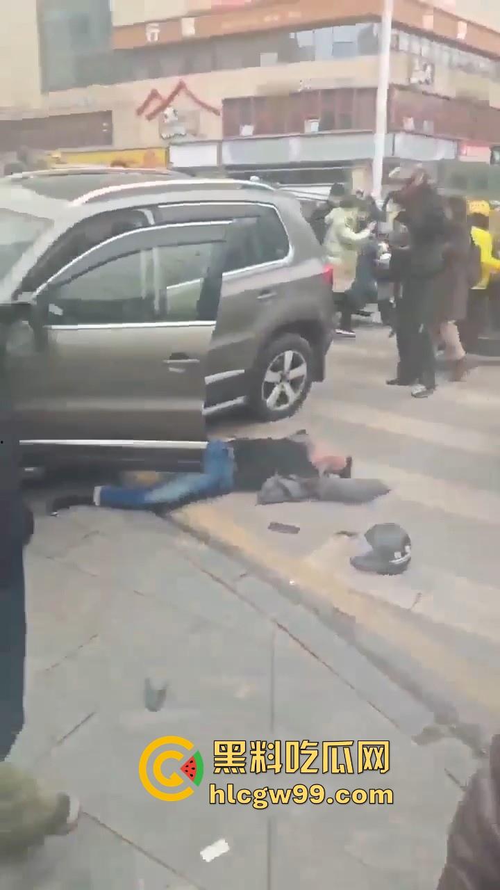 湖南长沙桂花公园地铁站一辆汽车突然闯红灯冲撞行人,人直接躺在地上不动了 头破血流,不会又是报复社会吧! 第1张 湖南长沙桂花公园地铁站一辆汽车突然闯红灯冲撞行人,人直接躺在地上不动了 头破血流,不会又是报复社会吧! 第1张