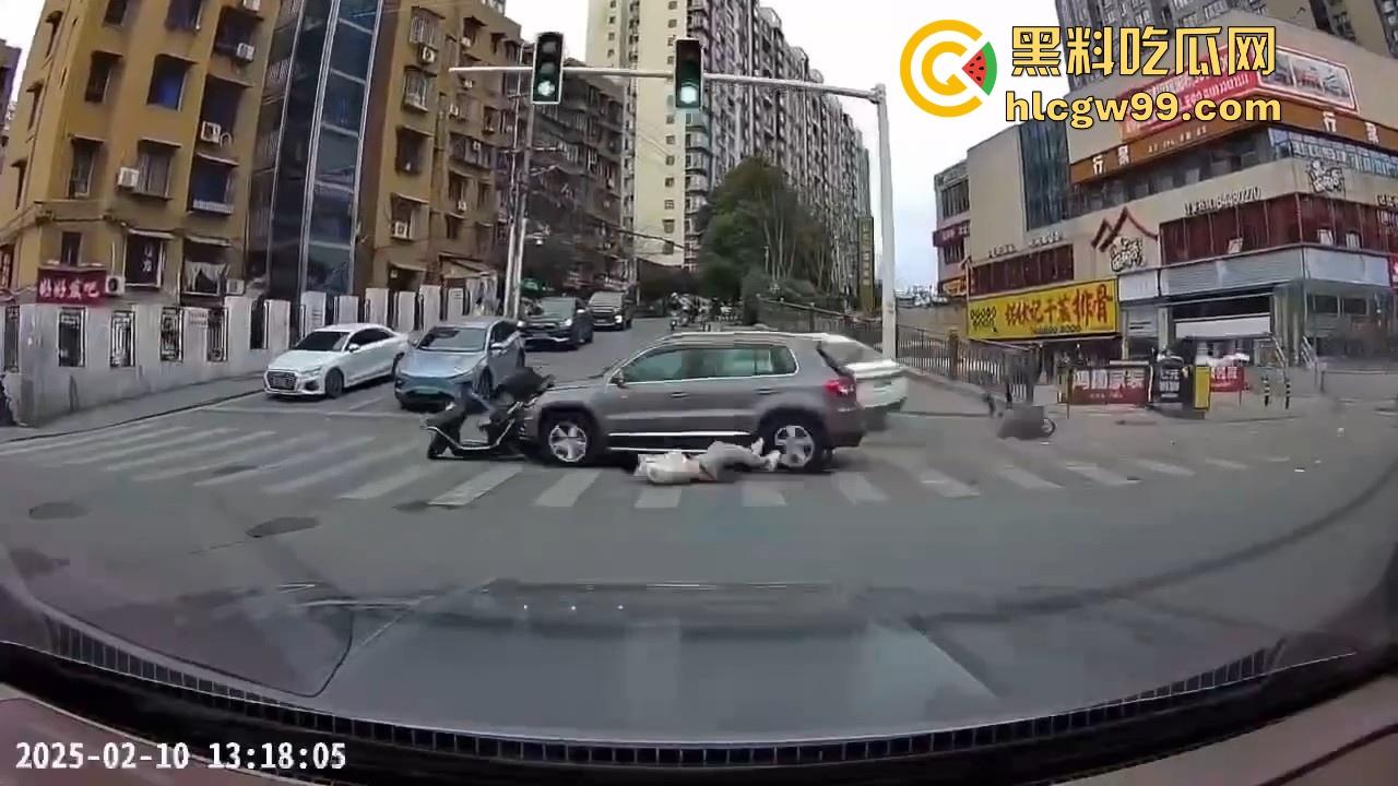 湖南长沙桂花公园地铁站一辆汽车突然闯红灯冲撞行人,人直接躺在地上不动了 头破血流,不会又是报复社会吧! 第3张 湖南长沙桂花公园地铁站一辆汽车突然闯红灯冲撞行人,人直接躺在地上不动了 头破血流,不会又是报复社会吧! 第3张