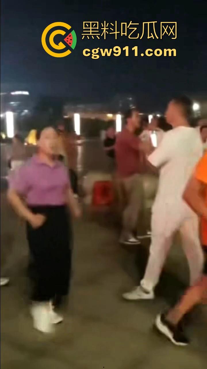 广场暴走团与一名男子发生肢体冲突！男子为求流量挡道拍摄，却遭老年暴走团群殴殴打，打得好！  第6张