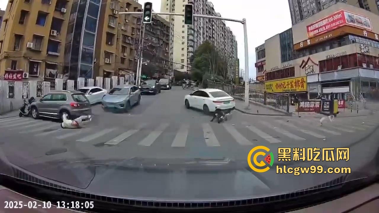 湖南长沙桂花公园地铁站一辆汽车突然闯红灯冲撞行人,人直接躺在地上不动了 头破血流,不会又是报复社会吧! 第4张 湖南长沙桂花公园地铁站一辆汽车突然闯红灯冲撞行人,人直接躺在地上不动了 头破血流,不会又是报复社会吧! 第4张