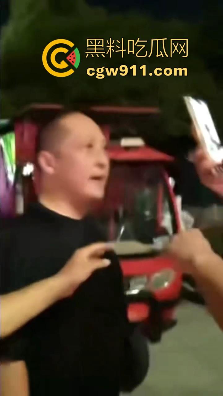 广场暴走团与一名男子发生肢体冲突！男子为求流量挡道拍摄，却遭老年暴走团群殴殴打，打得好！  第7张