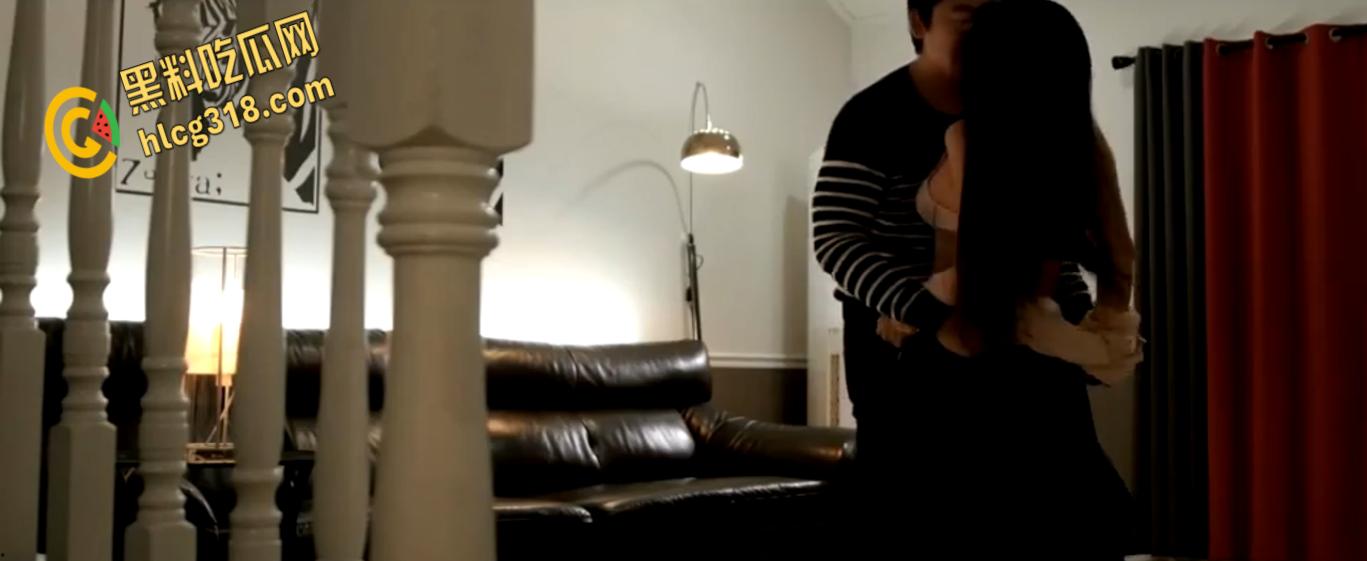 韩国三级《热情的邻居》，性感邻居短裙撩骚，沙发厨房女上狂战，爆操腿软爽翻天！  第3张