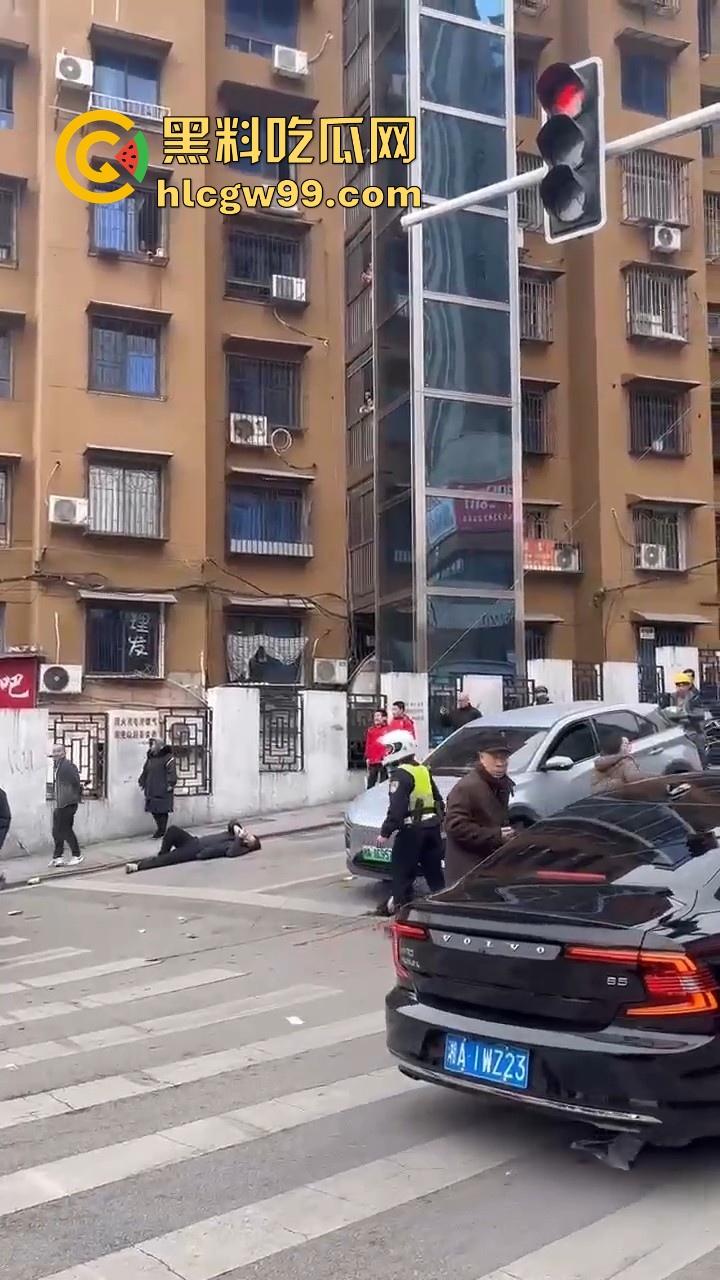 湖南长沙桂花公园地铁站一辆汽车突然闯红灯冲撞行人,人直接躺在地上不动了 头破血流,不会又是报复社会吧! 第6张 湖南长沙桂花公园地铁站一辆汽车突然闯红灯冲撞行人,人直接躺在地上不动了 头破血流,不会又是报复社会吧! 第6张