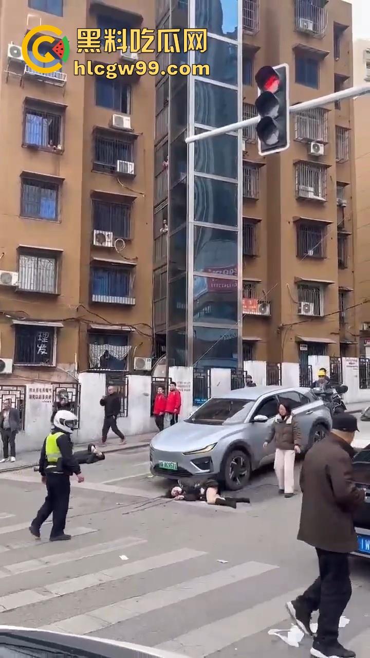 湖南长沙桂花公园地铁站一辆汽车突然闯红灯冲撞行人,人直接躺在地上不动了 头破血流,不会又是报复社会吧! 第7张 湖南长沙桂花公园地铁站一辆汽车突然闯红灯冲撞行人,人直接躺在地上不动了 头破血流,不会又是报复社会吧! 第7张