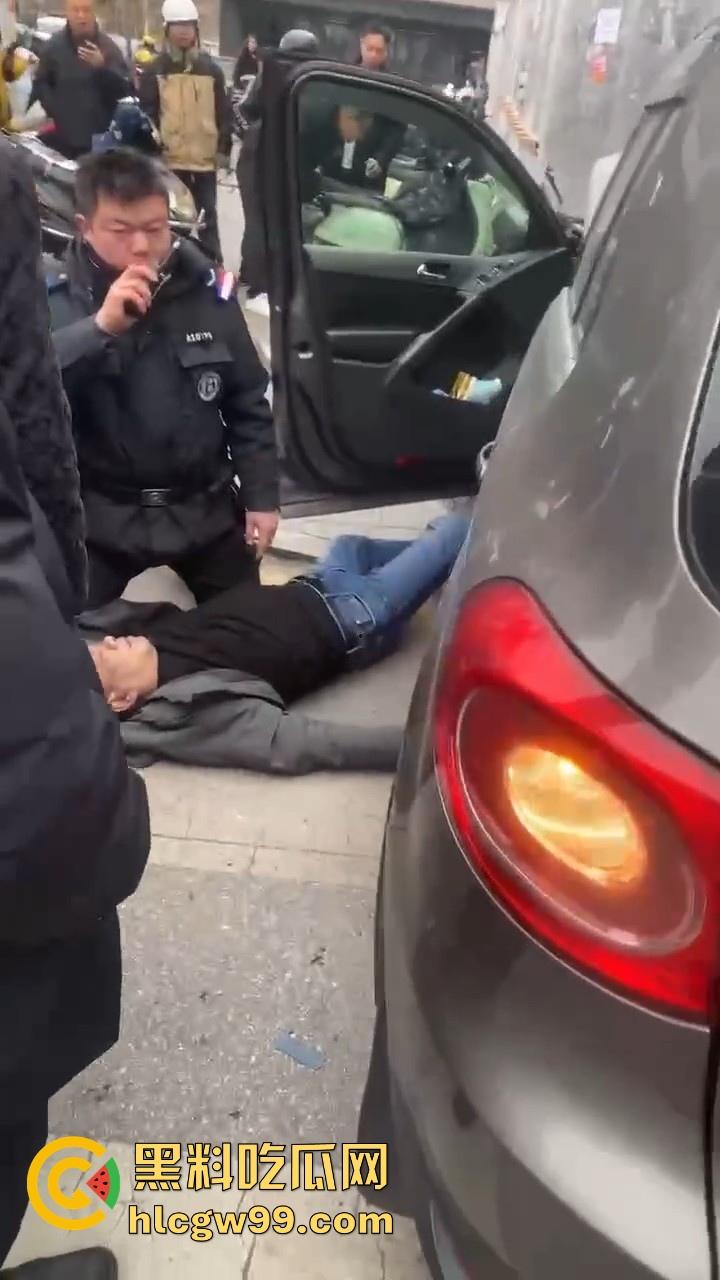 湖南长沙桂花公园地铁站一辆汽车突然闯红灯冲撞行人,人直接躺在地上不动了 头破血流,不会又是报复社会吧! 第11张 湖南长沙桂花公园地铁站一辆汽车突然闯红灯冲撞行人,人直接躺在地上不动了 头破血流,不会又是报复社会吧! 第11张