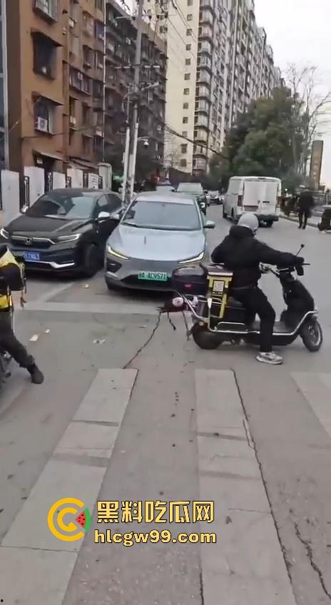 湖南长沙桂花公园地铁站一辆汽车突然闯红灯冲撞行人,人直接躺在地上不动了 头破血流,不会又是报复社会吧! 第12张 湖南长沙桂花公园地铁站一辆汽车突然闯红灯冲撞行人,人直接躺在地上不动了 头破血流,不会又是报复社会吧! 第12张