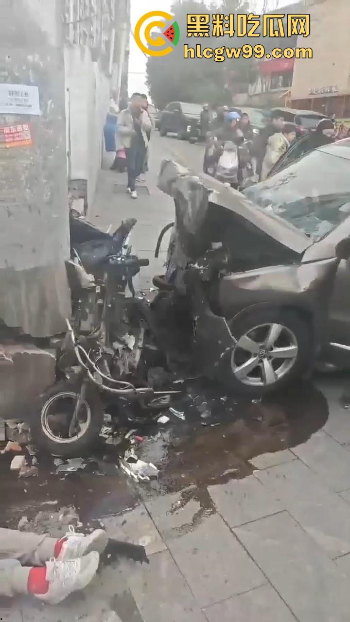 湖南长沙桂花公园地铁站一辆汽车突然闯红灯冲撞行人,人直接躺在地上不动了 头破血流,不会又是报复社会吧! 第15张 湖南长沙桂花公园地铁站一辆汽车突然闯红灯冲撞行人,人直接躺在地上不动了 头破血流,不会又是报复社会吧! 第15张