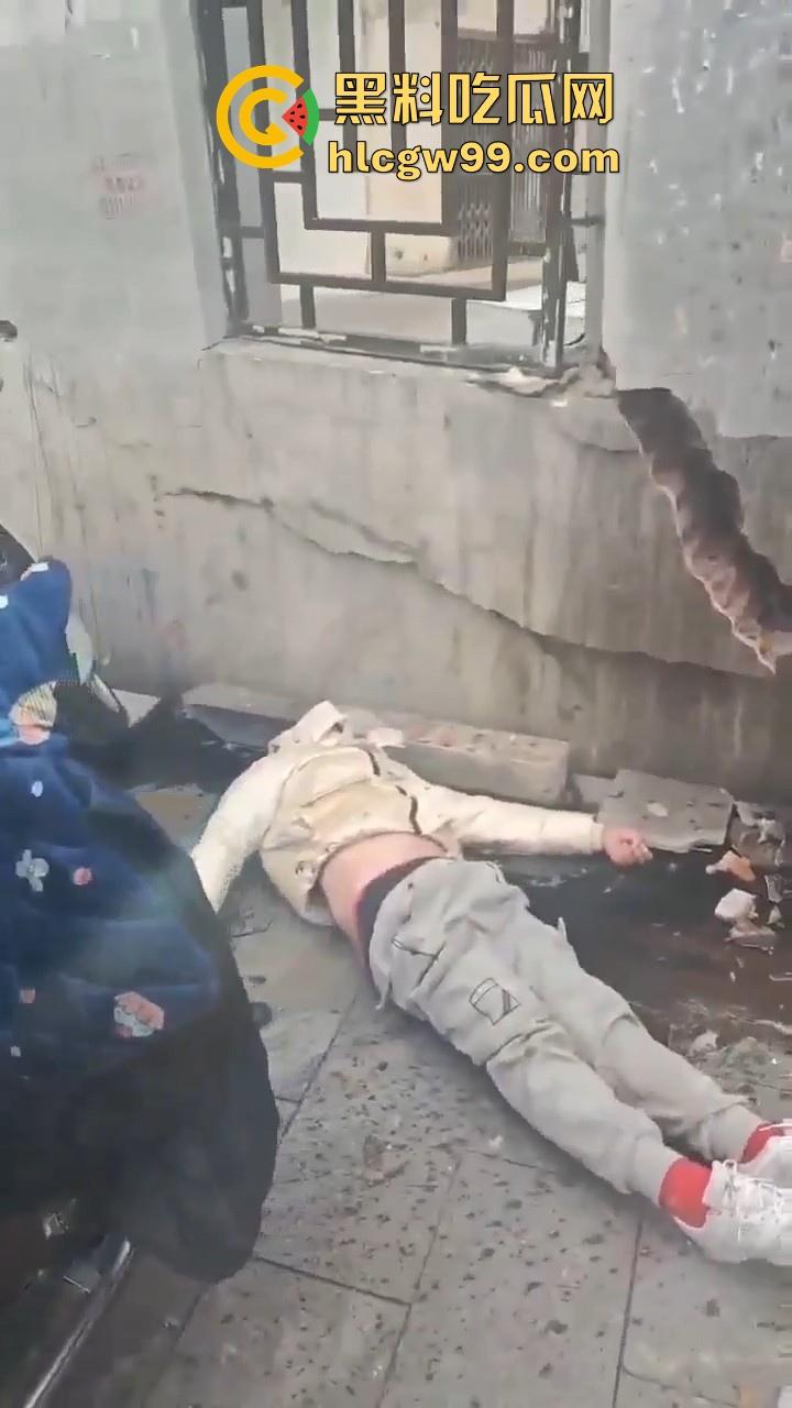 湖南长沙桂花公园地铁站一辆汽车突然闯红灯冲撞行人,人直接躺在地上不动了 头破血流,不会又是报复社会吧! 第16张 湖南长沙桂花公园地铁站一辆汽车突然闯红灯冲撞行人,人直接躺在地上不动了 头破血流,不会又是报复社会吧! 第16张