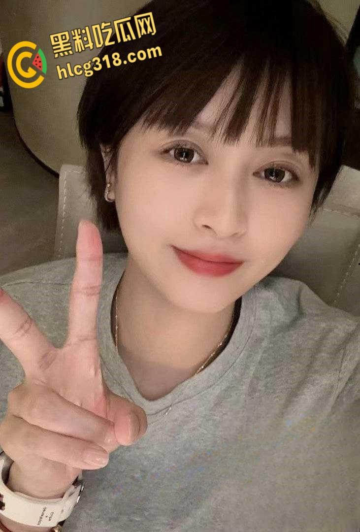 上海短发少妇【Ivy未央】，公务员外衣下的熟女尤物，性感白虎粉嫩诱惑，各种露出寻求刺激  ! 第1张