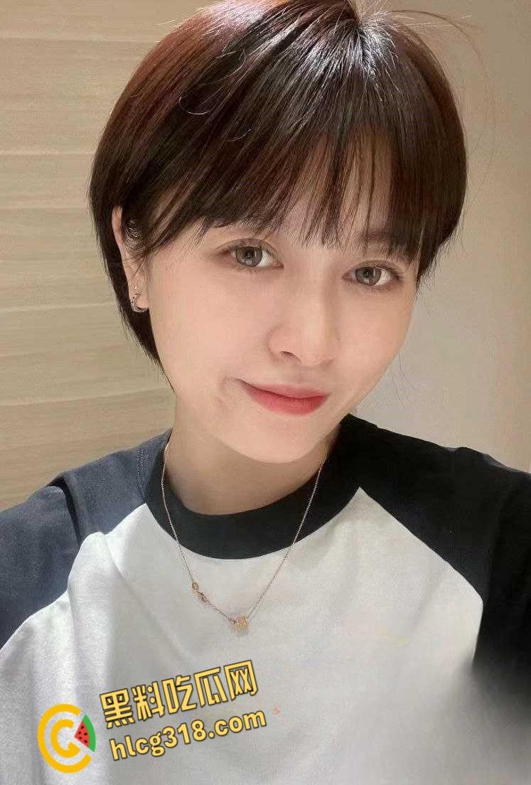 上海短发少妇【Ivy未央】，公务员外衣下的熟女尤物，性感白虎粉嫩诱惑，各种露出寻求刺激  ! 第2张