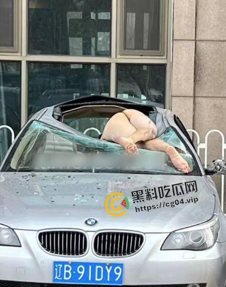 最新现场收尸画面！12月13日大连星海广场跳楼女收尸画面  全裸跳楼 具体原因暂未公布 第2张