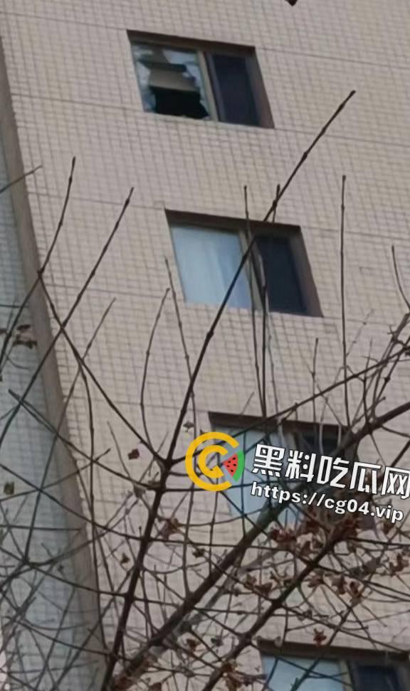 最新现场收尸画面！12月13日大连星海广场跳楼女收尸画面  全裸跳楼 具体原因暂未公布 第4张