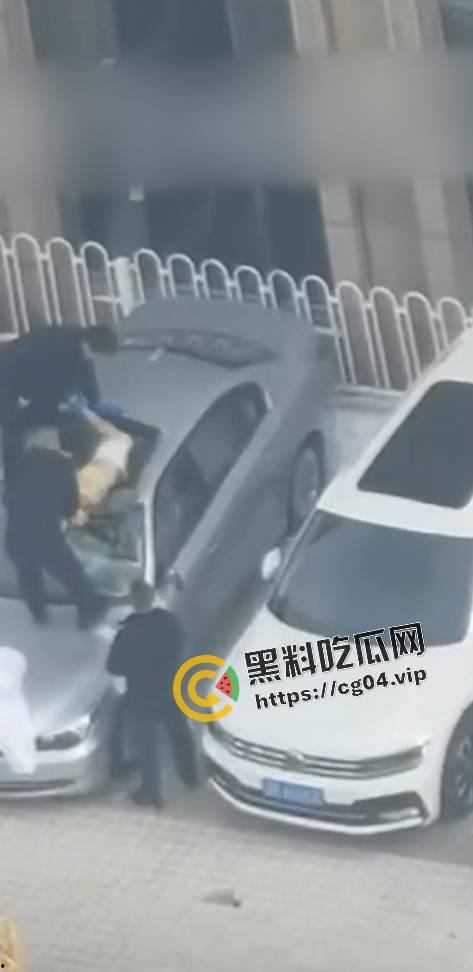 最新现场收尸画面！12月13日大连星海广场跳楼女收尸画面  全裸跳楼 具体原因暂未公布 第6张