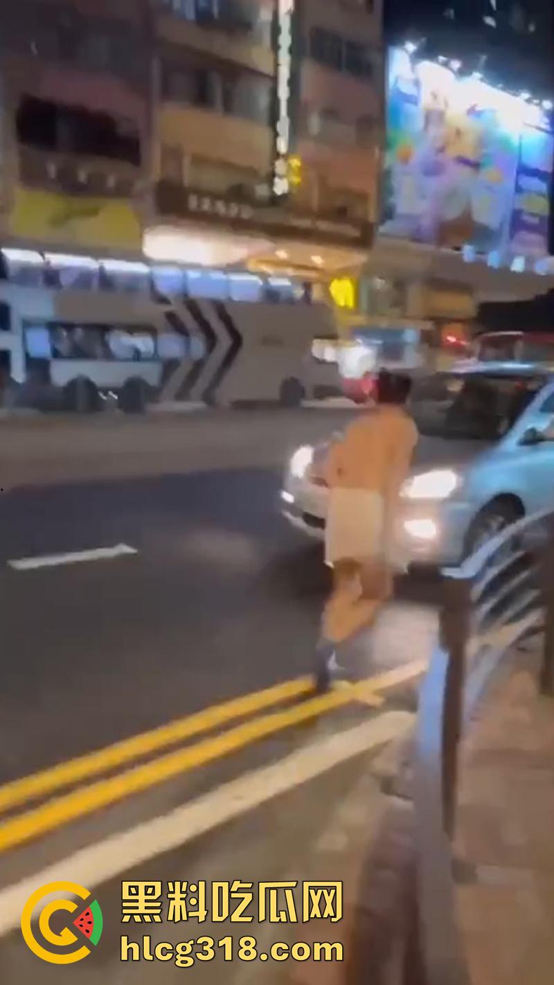 香港小伙白嫖吃霸王鸡，连吃三次翻车被大哥围堵，逼迫在旺角裸奔，身上写满侮辱文字！  第7张