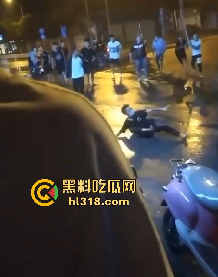 广西精神小伙，大晚上不睡觉拿起砍刀街头卖艺，各种武林绝学使出，现场极其血腥！  第2张