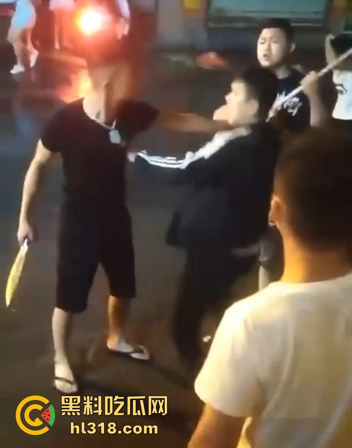 广西精神小伙，大晚上不睡觉拿起砍刀街头卖艺，各种武林绝学使出，现场极其血腥！  第4张