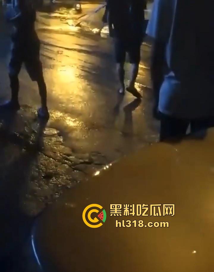 广西精神小伙，大晚上不睡觉拿起砍刀街头卖艺，各种武林绝学使出，现场极其血腥！  第5张