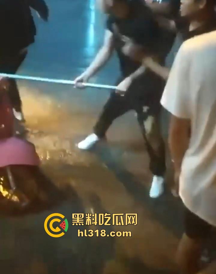 广西精神小伙，大晚上不睡觉拿起砍刀街头卖艺，各种武林绝学使出，现场极其血腥！  第7张