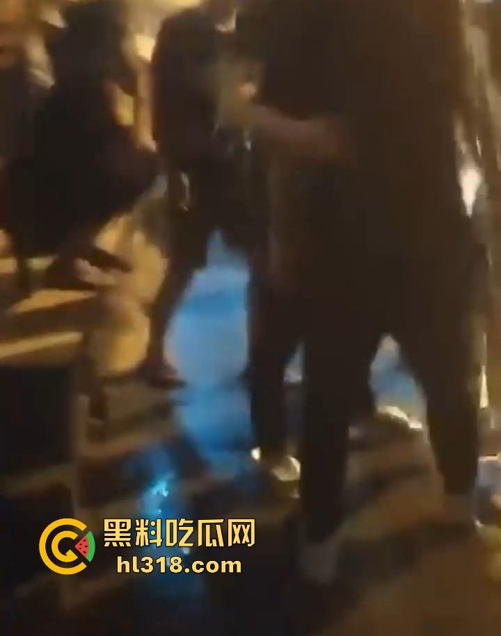 广西精神小伙，大晚上不睡觉拿起砍刀街头卖艺，各种武林绝学使出，现场极其血腥！  第8张