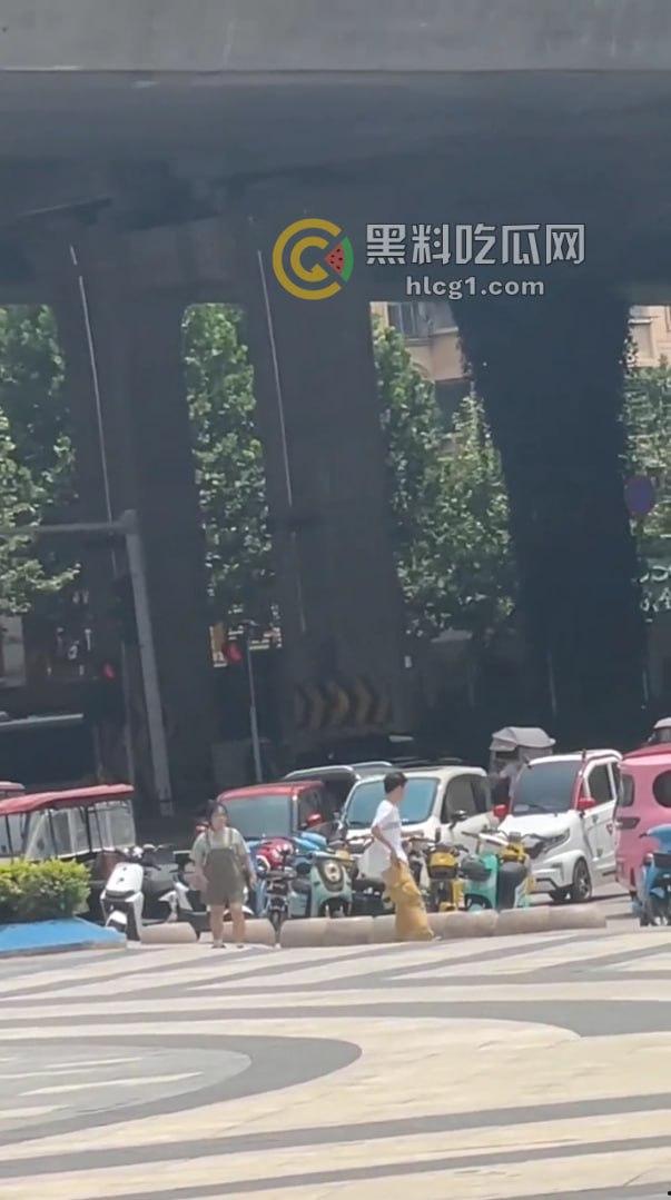 河南商丘街头闹剧!情侣为卖打字机大打出手,帅哥大战女友引围观! 第2张 河南商丘街头闹剧!情侣为卖打字机大打出手,帅哥大战女友引围观! 第2张