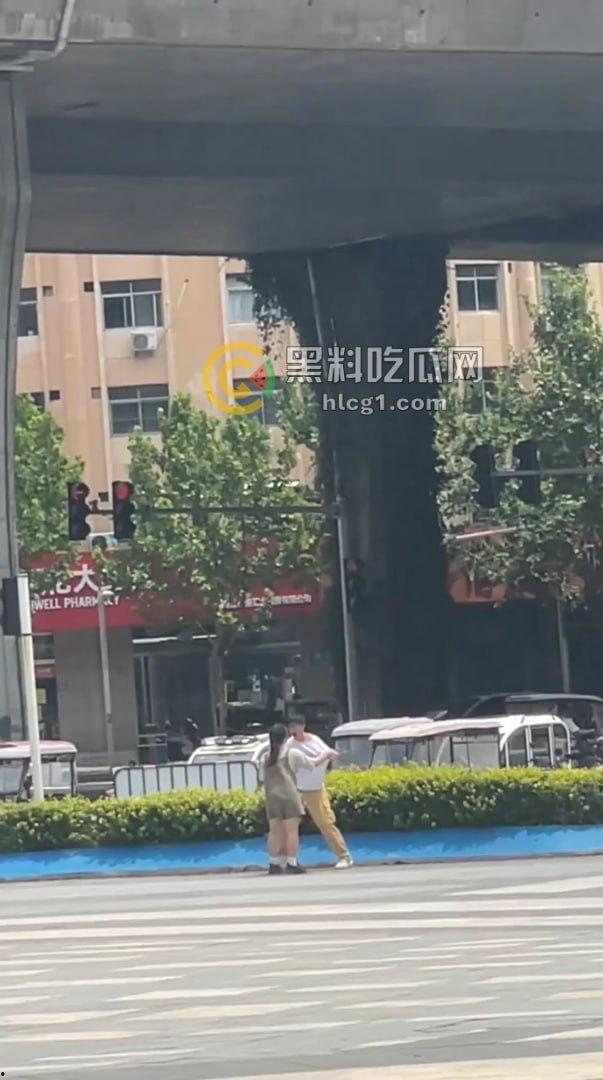 河南商丘街头闹剧!情侣为卖打字机大打出手,帅哥大战女友引围观! 第3张 河南商丘街头闹剧!情侣为卖打字机大打出手,帅哥大战女友引围观! 第3张