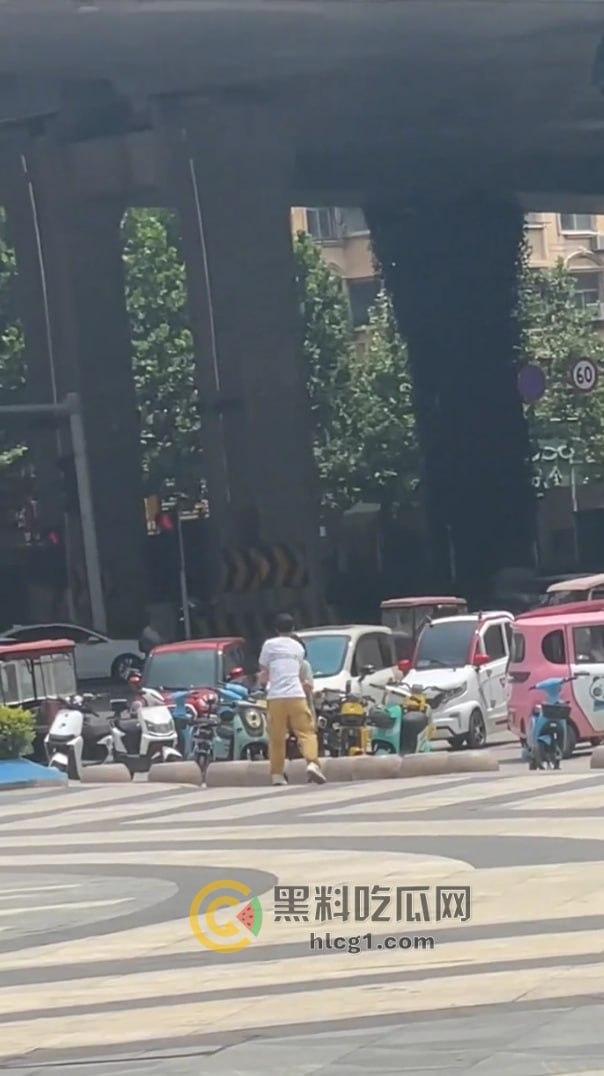 河南商丘街头闹剧!情侣为卖打字机大打出手,帅哥大战女友引围观! 第4张 河南商丘街头闹剧!情侣为卖打字机大打出手,帅哥大战女友引围观! 第4张