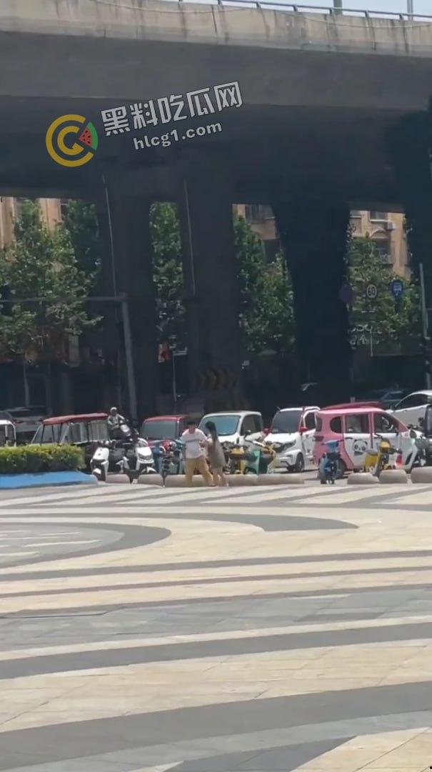 河南商丘街头闹剧!情侣为卖打字机大打出手,帅哥大战女友引围观! 第5张 河南商丘街头闹剧!情侣为卖打字机大打出手,帅哥大战女友引围观! 第5张