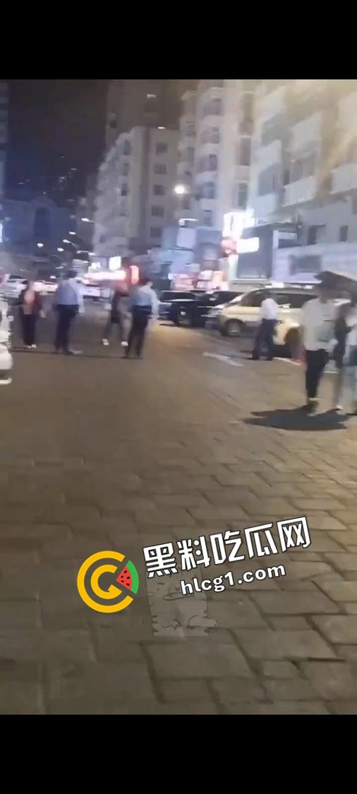 哈尔滨中央大街枪击事件!男子持刀劫人抢车 警察连开五枪未能制服 现场视频流出 第1张 哈尔滨中央大街枪击事件!男子持刀劫人抢车 警察连开五枪未能制服 现场视频流出 第1张
