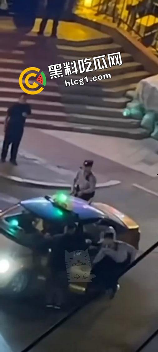 哈尔滨中央大街枪击事件!男子持刀劫人抢车 警察连开五枪未能制服 现场视频流出 第2张 哈尔滨中央大街枪击事件!男子持刀劫人抢车 警察连开五枪未能制服 现场视频流出 第2张