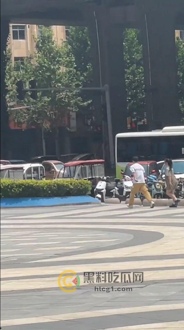 河南商丘街头闹剧!情侣为卖打字机大打出手,帅哥大战女友引围观! 第6张 河南商丘街头闹剧!情侣为卖打字机大打出手,帅哥大战女友引围观! 第6张