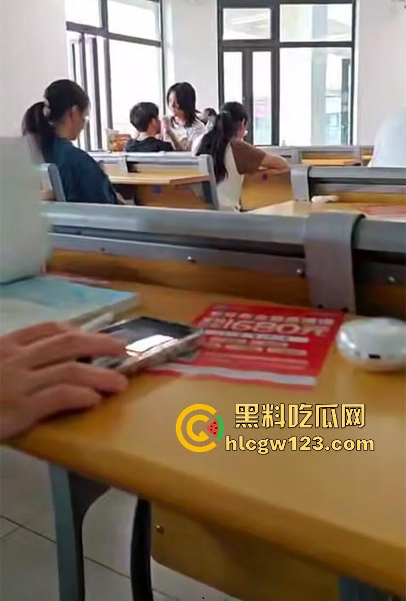校园课堂情侣公然做爱 女友无视周围同学眼光主动上位骑乘 事后竟然一脸满足 这是真饥渴了啊！  第4张