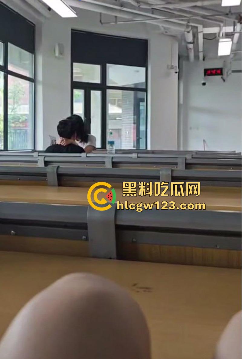 校园课堂情侣公然做爱 女友无视周围同学眼光主动上位骑乘 事后竟然一脸满足 这是真饥渴了啊！  第5张