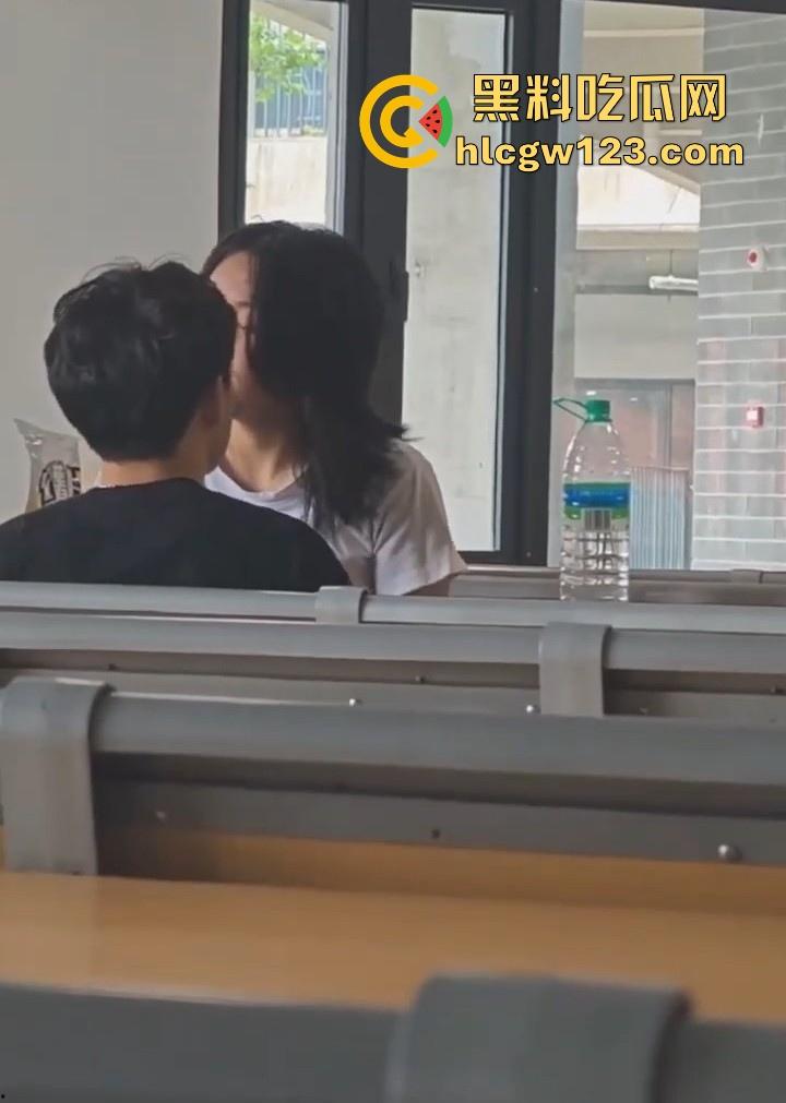校园课堂情侣公然做爱 女友无视周围同学眼光主动上位骑乘 事后竟然一脸满足 这是真饥渴了啊！  第6张