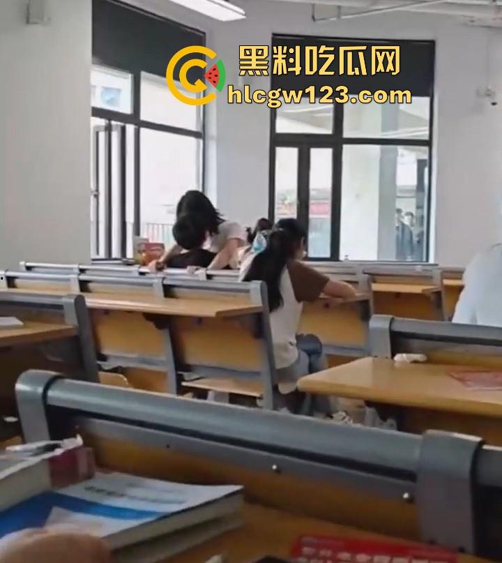 校园课堂情侣公然做爱 女友无视周围同学眼光主动上位骑乘 事后竟然一脸满足 这是真饥渴了啊！  第7张