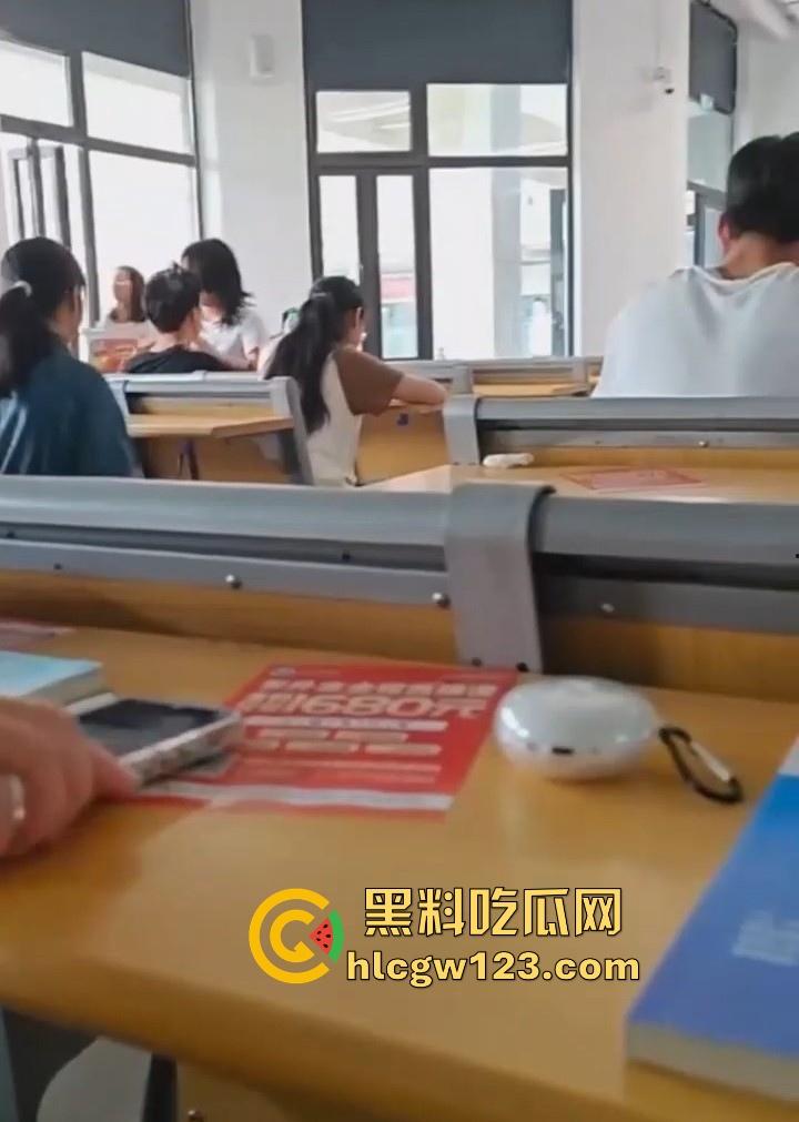校园课堂情侣公然做爱 女友无视周围同学眼光主动上位骑乘 事后竟然一脸满足 这是真饥渴了啊！  第8张