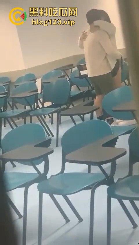 大学教室成情侣战场！小齐逼短裙抓着屁股抠逼狂摇，桌上直接真枪实干开战！  第1张