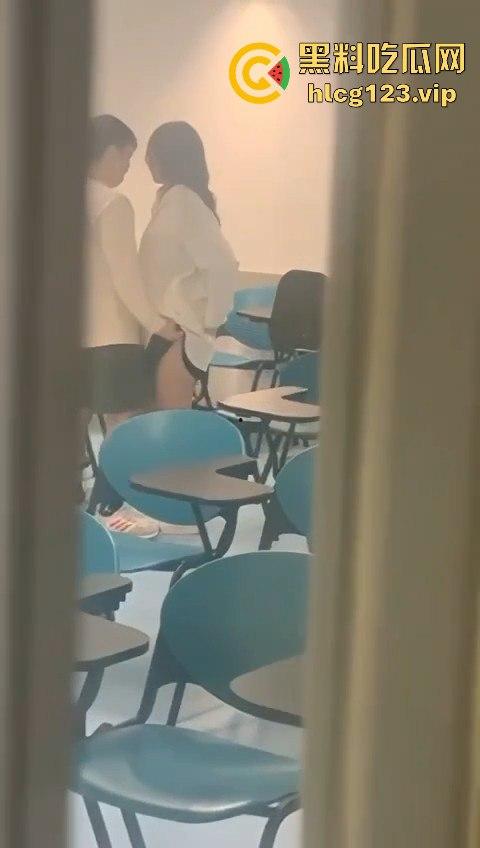 大学教室成情侣战场！小齐逼短裙抓着屁股抠逼狂摇，桌上直接真枪实干开战！  第4张