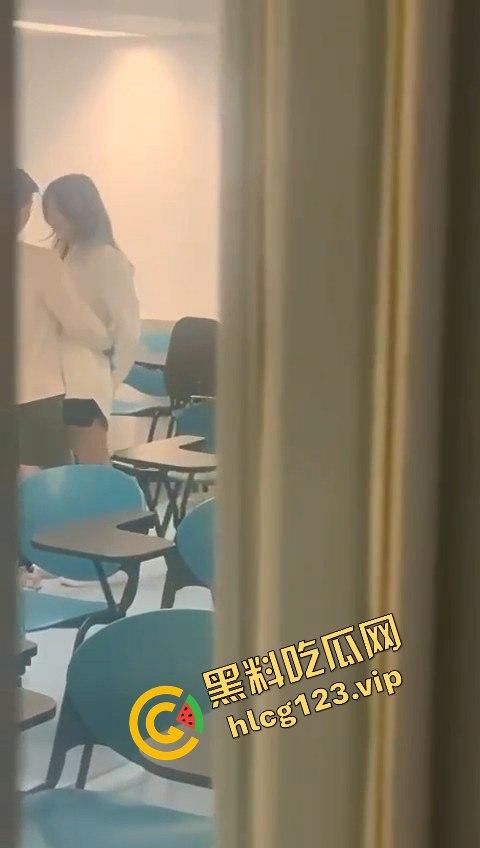 大学教室成情侣战场！小齐逼短裙抓着屁股抠逼狂摇，桌上直接真枪实干开战！  第5张