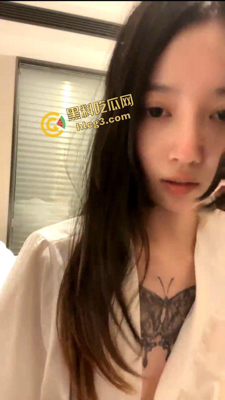 高颜值新人白虎反差婊『小蝴蝶飞』下海直播做爱 胸口纹身吸睛 调教开发性爱淫荡一绝  第1张