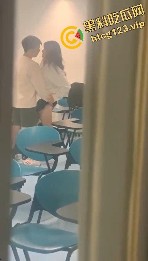 大学教室成情侣战场！小齐逼短裙抓着屁股抠逼狂摇，桌上直接真枪实干开战！  第8张
