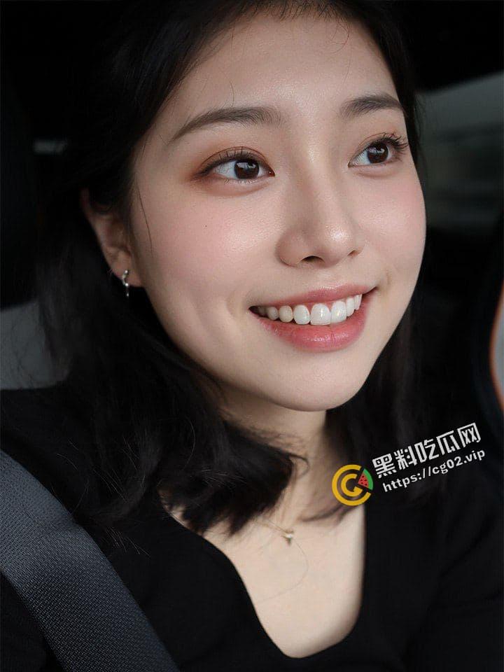 渣男曝光 反差极品女友 秦嘉倪  肥臀美鲍白虎 连体黑丝被男友抱腿猛操 长枪直入 眼镜母狗淫叫不断 这大肉屁股后入的视觉冲击 第1张