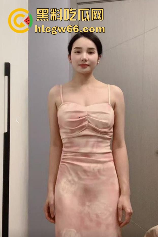 海角乱伦之大胸妹妹会喷奶 在客厅忍不住拔下妹妹衣服强行做爱 哺乳期的妹妹奶水香甜无比  第1张