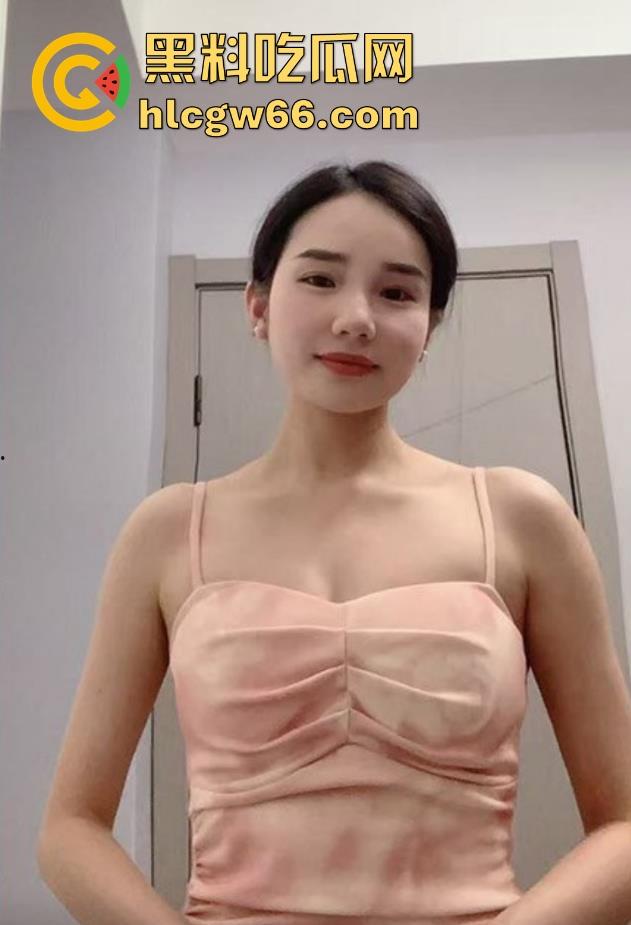 海角乱伦之大胸妹妹会喷奶 在客厅忍不住拔下妹妹衣服强行做爱 哺乳期的妹妹奶水香甜无比  第2张