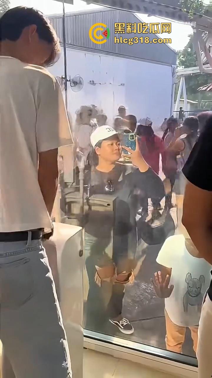 这样的厕所你敢去吗！泰国双向镜玻璃男厕，外面看是普通镜子，里面却是透明玻璃，刺激感爆棚！  第1张