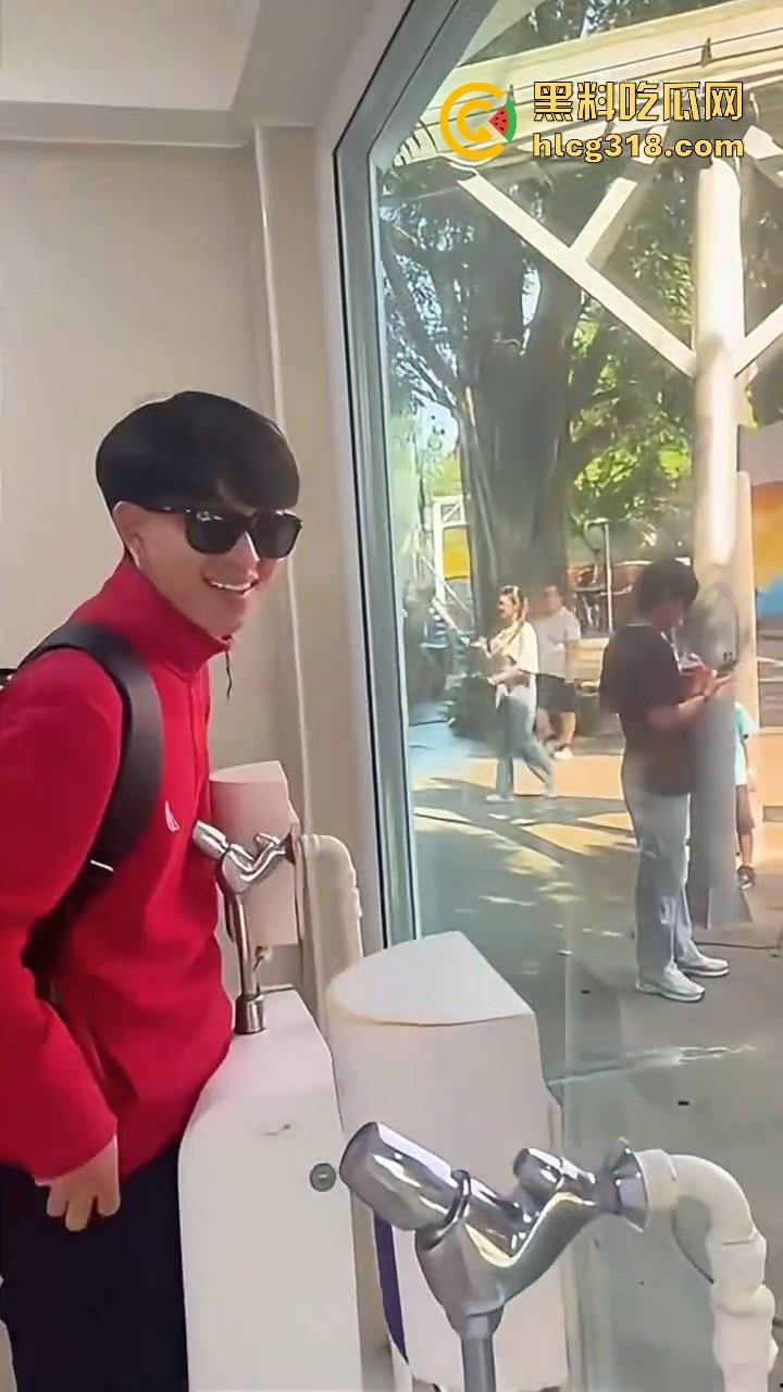 这样的厕所你敢去吗！泰国双向镜玻璃男厕，外面看是普通镜子，里面却是透明玻璃，刺激感爆棚！  第4张